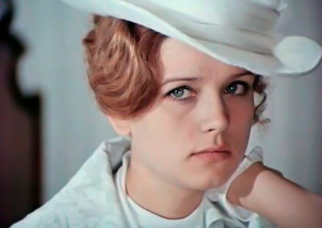 Как звать актрису? 14 8