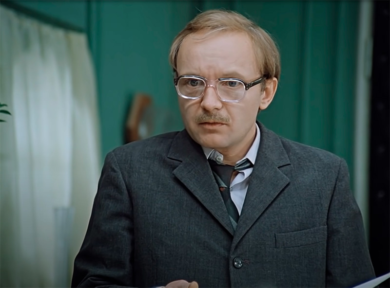 Как называется должность Новосельцева, главного героя фильма "Служебный роман"? 13 Love affair at work