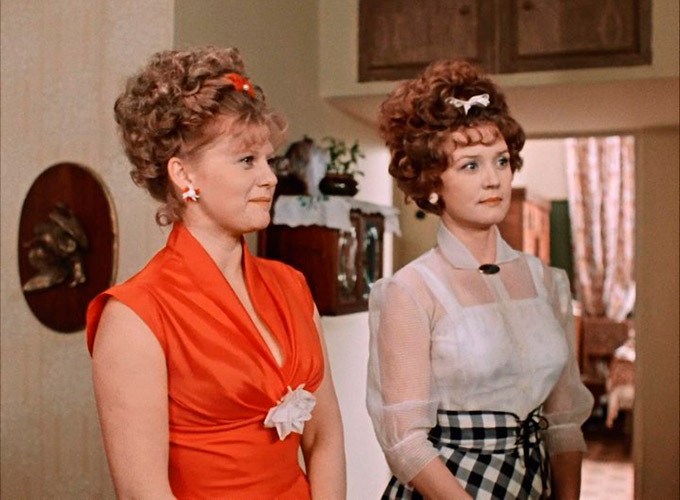 За кого выдают себя Людмила и Катерина на «приёме»? 14 Moscow does not believe in tears 9