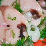 Скумбрия по вкусу как красная рыба: секрет в особом маринаде! 17
