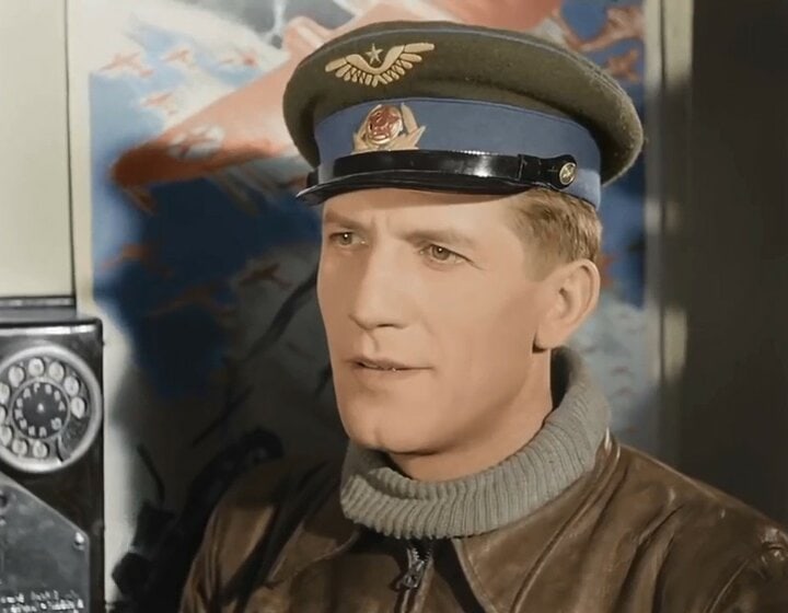 Как зовут этого советского актёра в форме? 7 19897