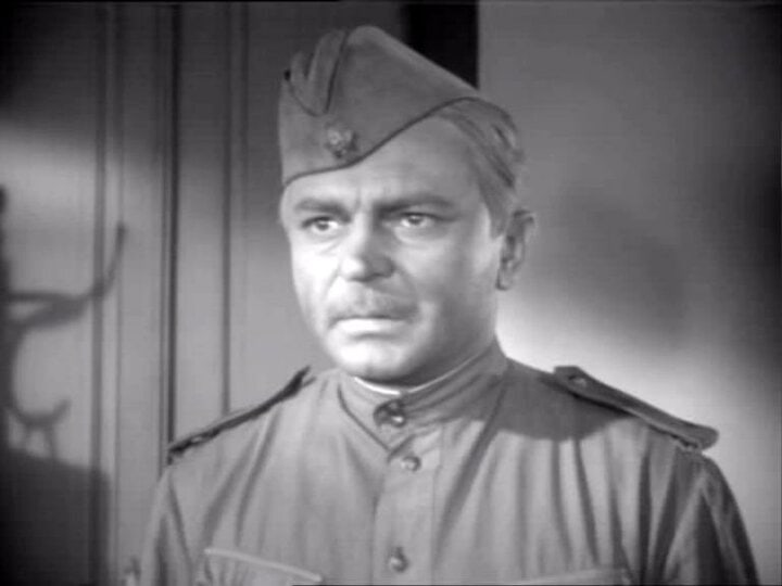 Как зовут этого советского актёра в форме? 12 19922