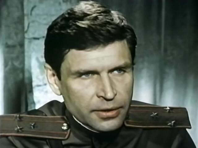 Как зовут этого советского актёра в форме? 14 19932