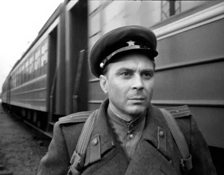 Как зовут этого советского актёра в форме? 16 19942