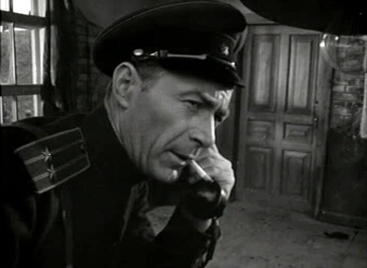 Как зовут этого советского актёра в форме? 26 19992