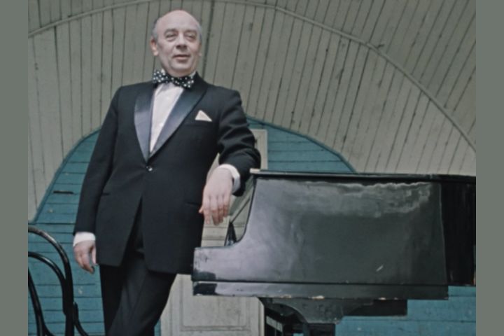 Закончите куплет: «Вся Америка в страшном смятеньи: Эйзенхауэр болен войной. Но в публичных своих выступленьях говорит, что…» 7 21378