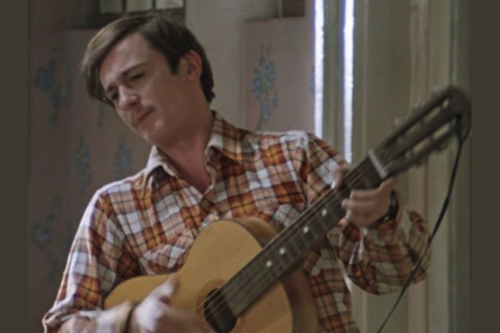 Кто является автором слов песни «Часовые любви»? 10 21396