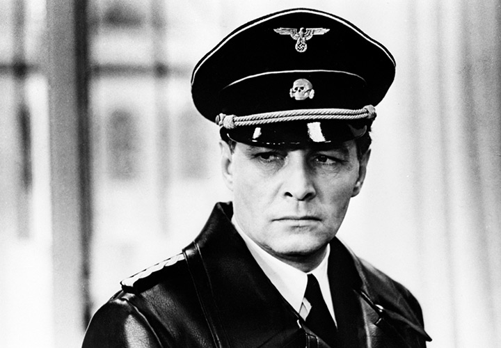 Как зовут этого советского актёра в форме? 22 Тихонов 3