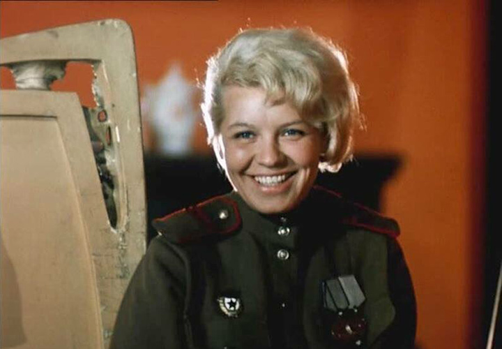 Как зовут эту советскую актрису в форме? 20 Фигловская