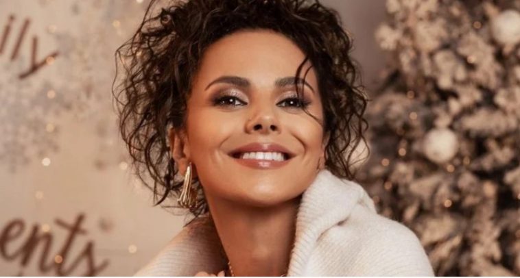 Настя Каменских порадовала поклонников пикантной рождественской фотосессией. 3 7