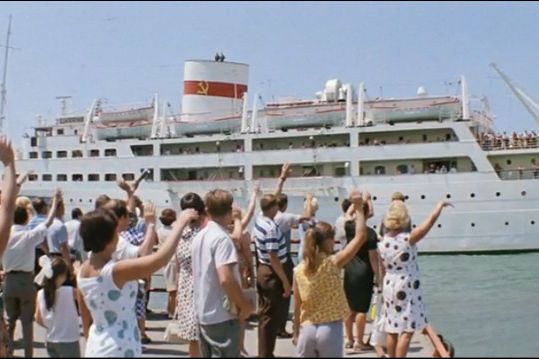 Как назывался теплоход, на котором главный герой фильма отправился в путешествие? 12 24845