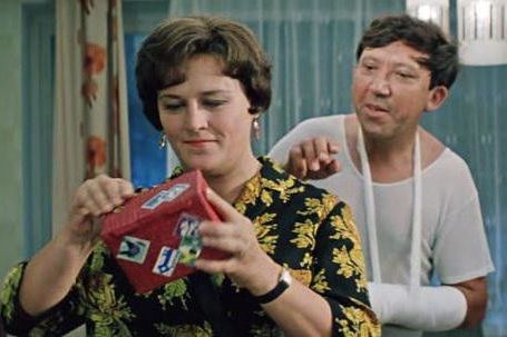 Продолжи фразу из фильма — “И вы знаете, я не удивлюсь, если выяснится, что ваш муж тайно посещает… 25 24919