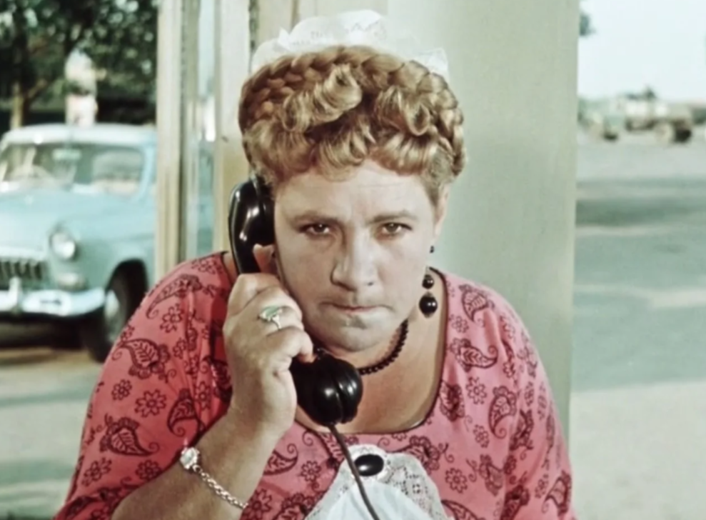 Кем представилась, когда доносила начальнику управления по телефону на Людмилу? 14 24969