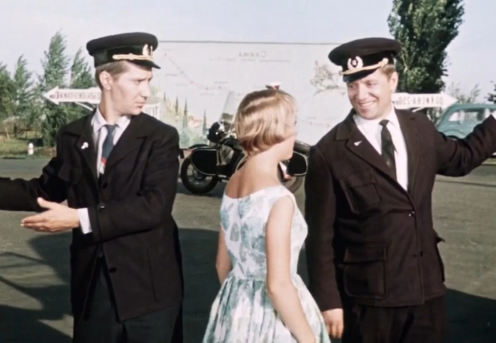 Кому отдала предпочтение Людмила в конце фильма? 21 25007