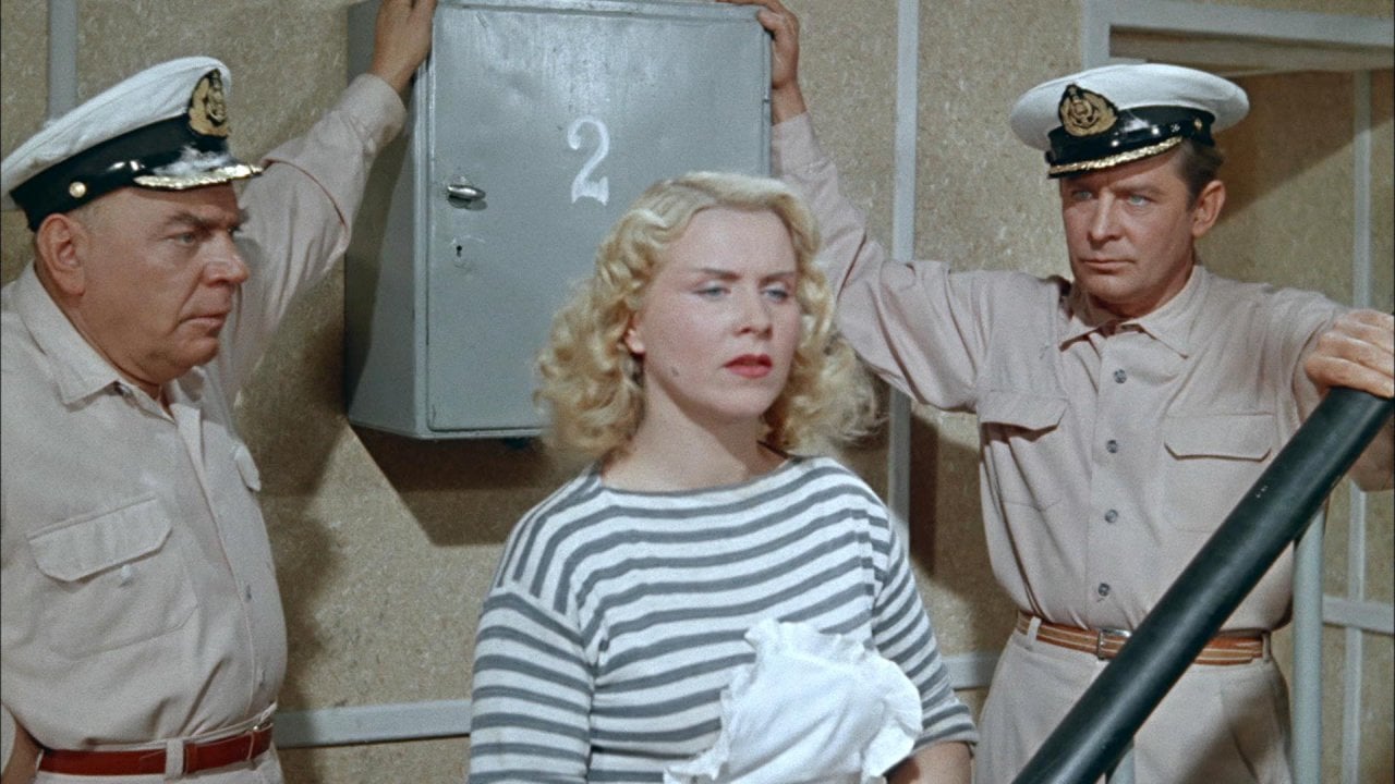 Как звали старшего помощника капитана в фильме «Полосатый рейс»? 10 25223