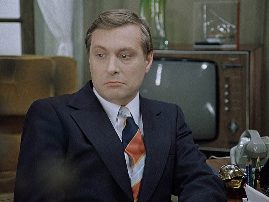 Какое отчество у героя Олега Басилашвили Юрия Самохвалова в фильме «Служебный роман»? 13 25238