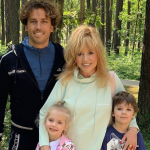 Всё-таки не в США. Папарацци запечатлели семью Пугачёвой и Галкина 15 ogbtR83itdjyR20A4JdeUd5IqpGLxOMrdkXJXp4I