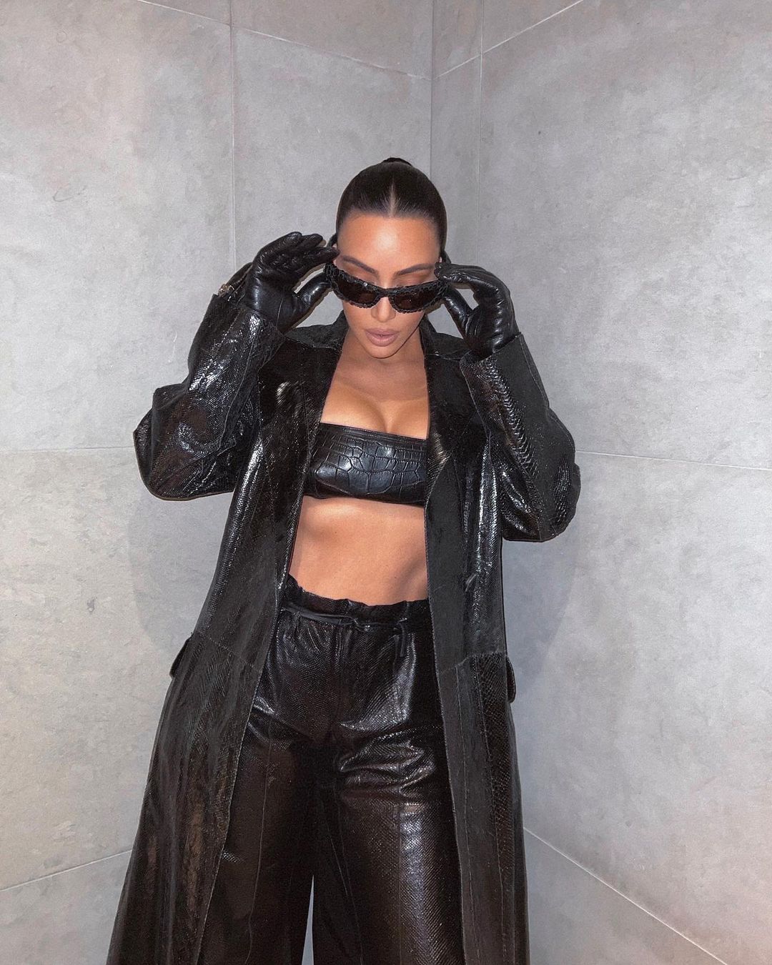 Ким Кардашьян похвасталась изумительным прессом и пышными формами 9 Кардашян 274842638 474503490933753 4928543503463661711 n