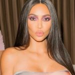 Просто не узнать: похудевшая Ким Кардашьян в тесном костюме появилась на свадьбе сестры Кортни 13 54 1636960034 nadira post material