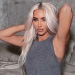 Кардашьян поделилась снимками с Таити в серебристо-черно бикини и шлёпанцах, напоминающих обувь Уэста 13 Кардашян 286133049 771354997558365 3209635729238590941 n e1655823086478