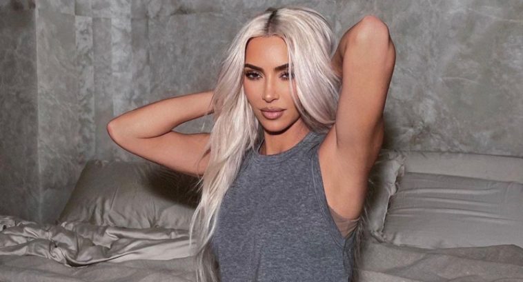 Кардашьян поделилась снимками с Таити в серебристо-черно бикини и шлёпанцах, напоминающих обувь Уэста 6 Кардашян 286133049 771354997558365 3209635729238590941 n e1655823086478