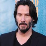 За руку с любимой: Киану Ривз впервые за долгое время вышел в свет со своей спутницей 15 HBZpiZ5Z361b