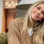 Брежнева показала фото мамы на её 70-летнем юбилее и похвасталась подарком 14 wr 960 1 e1654758055135