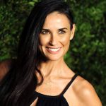 "Вечное очарование" - Деми Мур снялась в джинсовом мини-комбинезоне на фоне цветочной изгороди 14 Demi