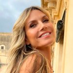 49-летняя Хайди Клум в узких плавках соблазнительно расставила ноги перед камерой 14 Xaili
