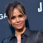 "В кружевном топе с декольте" - на свой День рождения Холли Берри подарила фанатам пикантное фото 14 Xolli