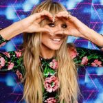 "Это было весело!" - Хайди Клум в ультрамини снялась сидя на столе 14 heidiklum 287647620 760605328305532 6619884985344541888 n e1661432748802