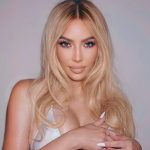 "Хотел бы я быть той соломинкой!" - Кардашьян эффектно отпила коктейль с бокала, показавшись из бассейна в бикини 14