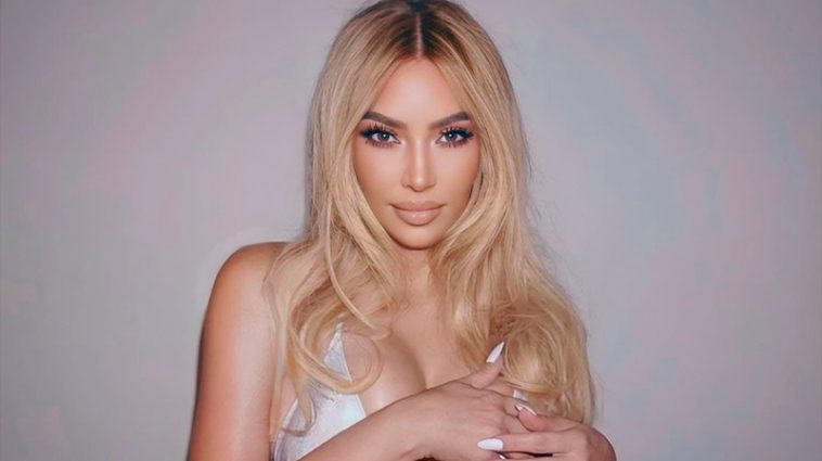 "Хотел бы я быть той соломинкой!" - Кардашьян эффектно отпила коктейль с бокала, показавшись из бассейна в бикини 6