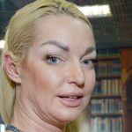 "Хорошо, что инстаграмм запахи не передает" - Волочкова испортила пикантное видео, позируя без бра в тесном боди 13 583148951008 e1662151534178