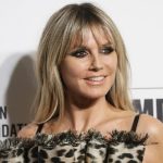 "Домашний офис" - 49-летняя Хайди Клум эффектно склонилась над мужем в бикини с чёрными стрингами 13 Credit Getty 9 e1664543541992