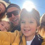 "С любимыми и дорогими сердцу!" - Пугачева в джинсах скинни с другом и детьми прогулялась по Красной площади 13 photo 2022 09 10 21 04 10 1 e1662910336704