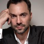 "Секси такой нарцисс!" - Арестович сделал селфи в ванной в ответ на обвинения в самовлюблённости 12 1280x720 1 e1666011896908