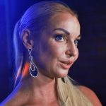 "Дамы, у вас бельё видно" - Волочкова слилась в объятьях с подругой в двусмысленной фотосессии 14 755964708919177 e1666638446357