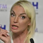 "Везде своей ж*пой нужно мелькнуть!" - Волочкова в розовом парике попыталась эффектно задрать ногу в мини 14 b5b4caded644e6837b77ad223dde2d4aa8a3844a e1665262645115