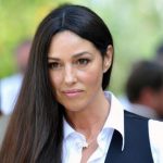 58-летняя Моника Белуччи в чёрном облегающем платье с декольте стала звездой Недели моды в Париже 16 monica bellucci 61819143 e1664733404493