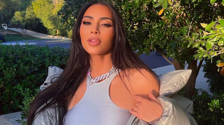 Одетая лишь в брючные ремни - Кардашьян поделилась откровенной фотосессией в грязи 6