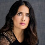 "Жутко и красиво" - Хайек показала снимок возле алтаря с фотографиями умерших родственников у себя дома 13 4tLlJFLsvUfJDSl e1667564158179