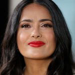 "Голое" платье на тонких бретелях: Сальма Хайек поразила роскошным декольте на гала-концерте 14 Maket Moldova 1650871362 23