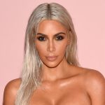 Ким Кардашьян в серебристом топе "Dolce & Gabbana" засветила упругий пресс и изящные изгибы своей фигуры 12 kim kardashian neue frisur blonder long bob gettyimages 843537030 e1669097679332