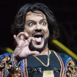 "Уйди отсюда! Встал и ушел!" - невменяемый Киркоров побил зрителя букетом по лицу 14 whatsapp image 2022 10 10 at 170246054019 e1668075480832