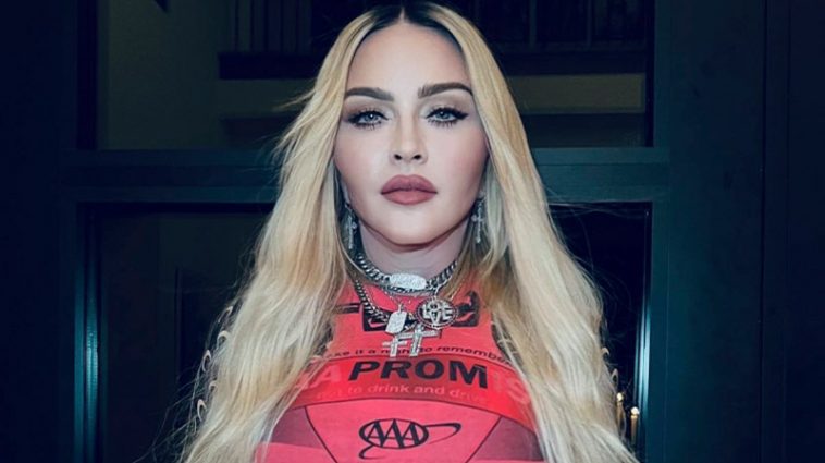 Спереди с разведёнными ногами или сзади на четвереньках: 64-летняя Мадонна предложила оценить её в разных позах 5