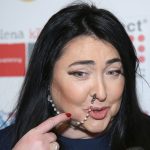 "Для поездки домой в Украину самое оно": во время концерта предательнице Лолите подарили "броник" 13 5295581 3323115 e1670449290989