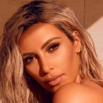 "Оцените разницу!" - пышногрудая Кардашьян в чёрном лифе сделала селфи в сауне с худощавой подругой 13 Maket Moldova 1650871362 64