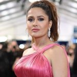 "Ты выглядишь невероятно!" - 56-летняя Хайек в прозрачном платье на бретелях посетила "Золотой глобус 2023" 14 Salma Hayek SAG Awards 2022 Red Carpet Fashion Gucci Tom Lorenzo Site 1 e1673554446510