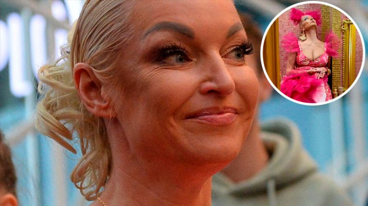 "Завидуйте, челядь!" - Волочкова в сексуальном костюме Барби показала, как её подруга присела на золотой унитаз 6